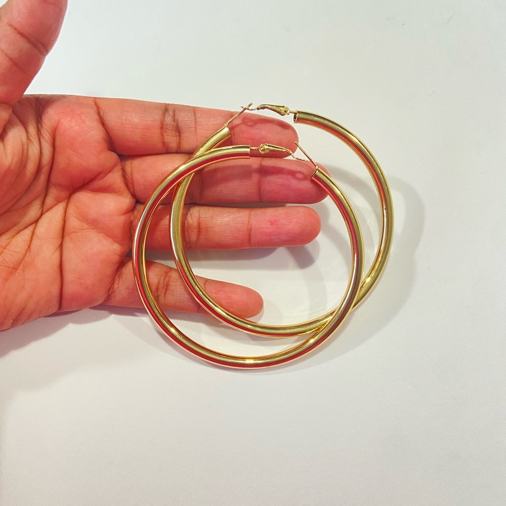 Large hoops earrings.